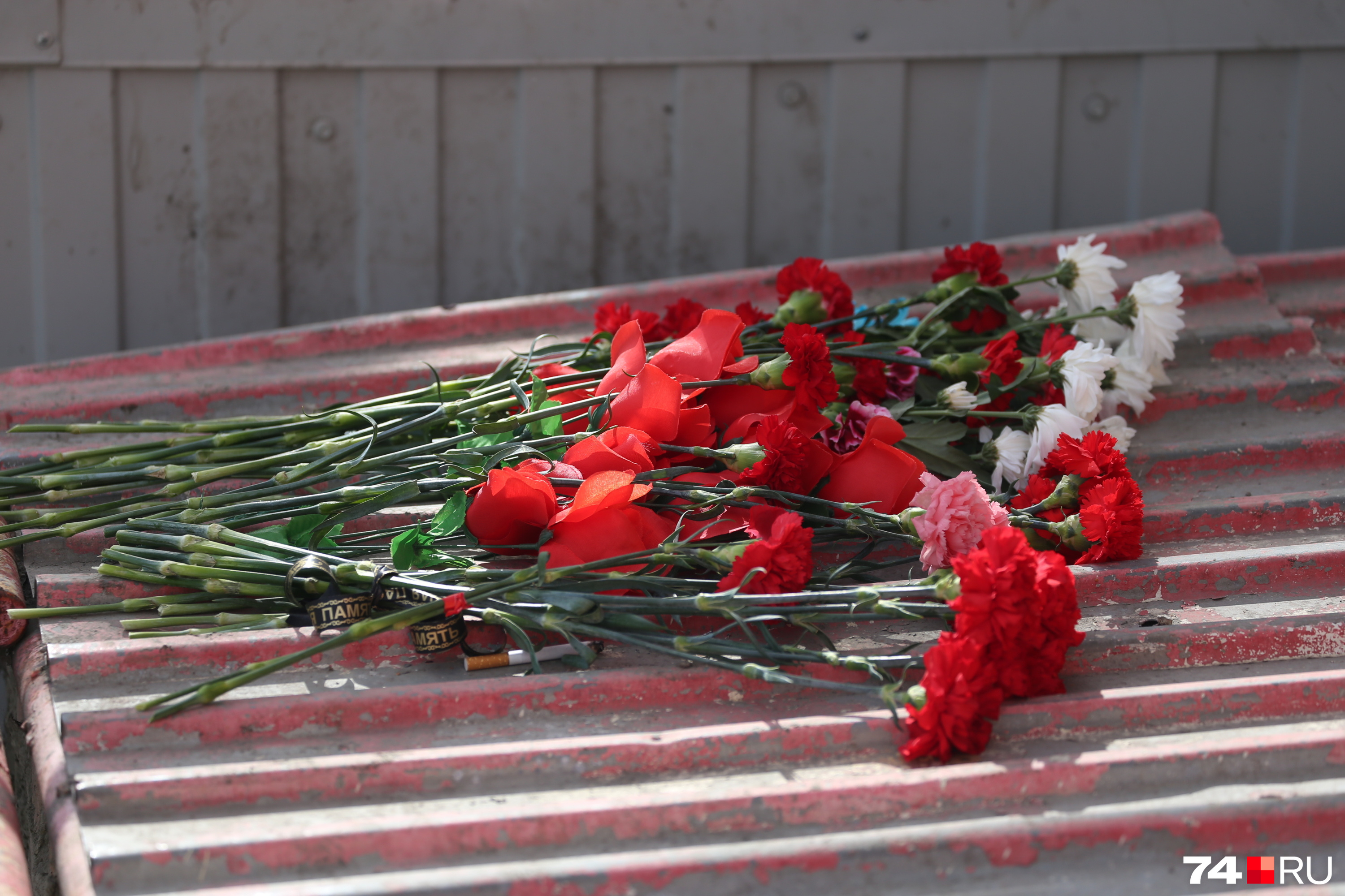 приносят цветы на могилу солдата к разбитому доту фото 3