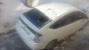 Глыба льда упала с крыши 5-этажки и разбила машину в Новосибирске