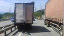 Грузовик протаранил семь машин на объездной трассе во Владивостоке