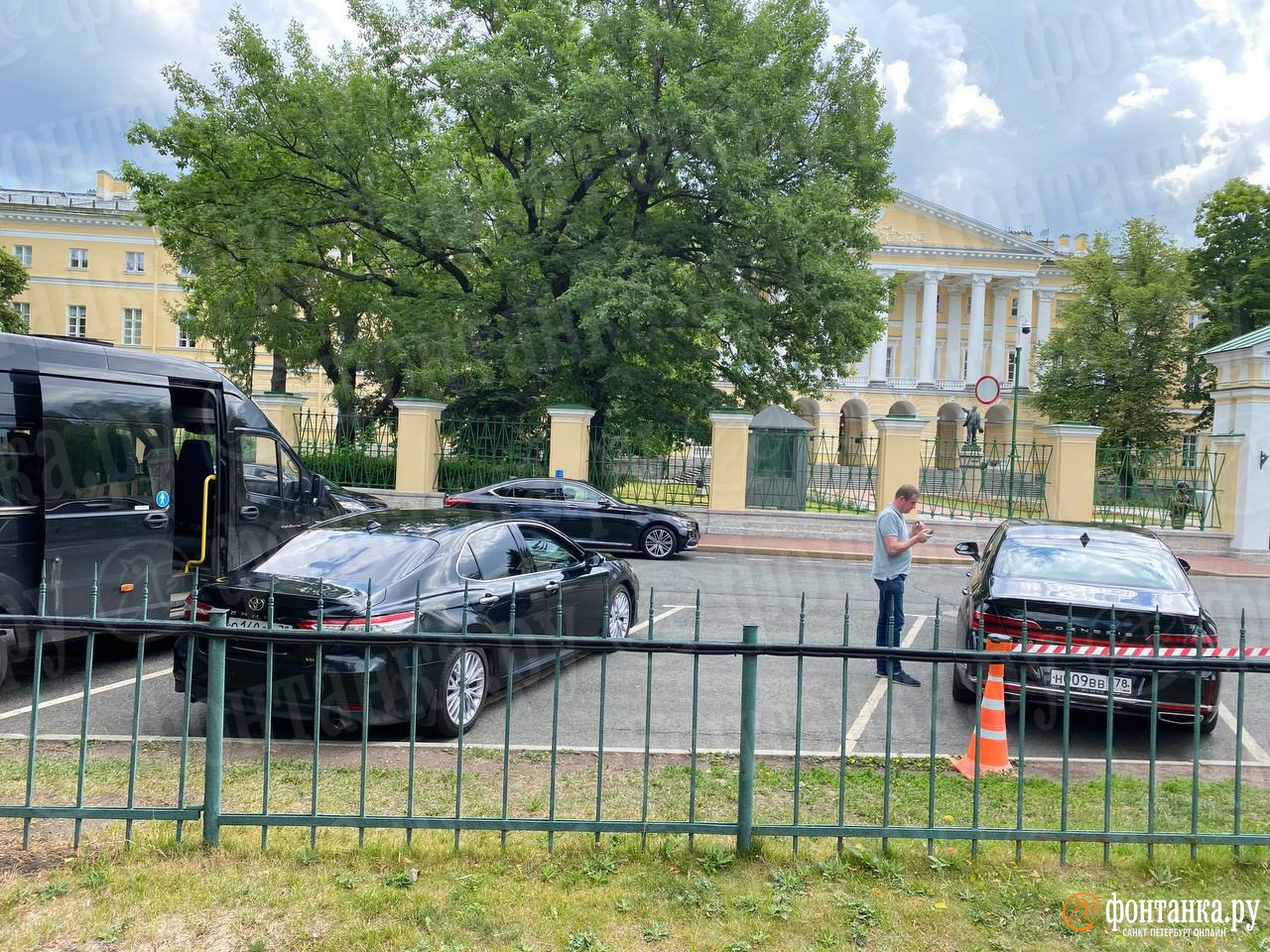 Водители гаража особого назначения устроили соревнования на Aurus — фото