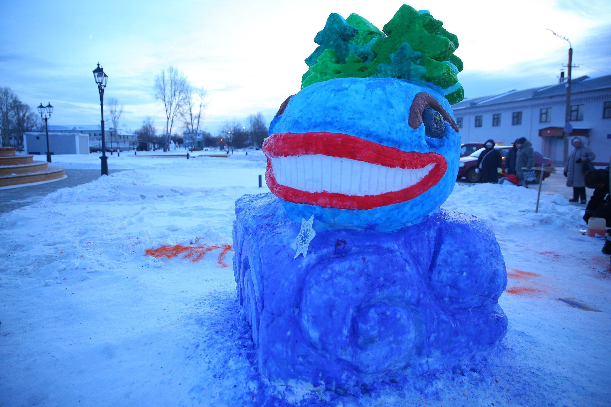 Пятиметровый Заяц и трехметровая Снегурочка: татарстанцы украшают улицы снежными фигурами