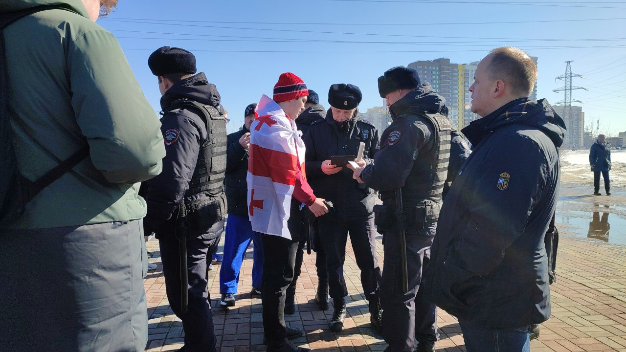 На массовом сходе против мечети в Косино-Ухтомском задержали парня во флаге Грузии и еще несколько человек