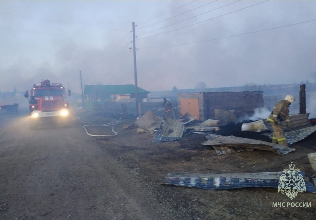 В уральском селе вспыхнул крупный пожар. Огонь уничтожил сразу 10 домов: видео