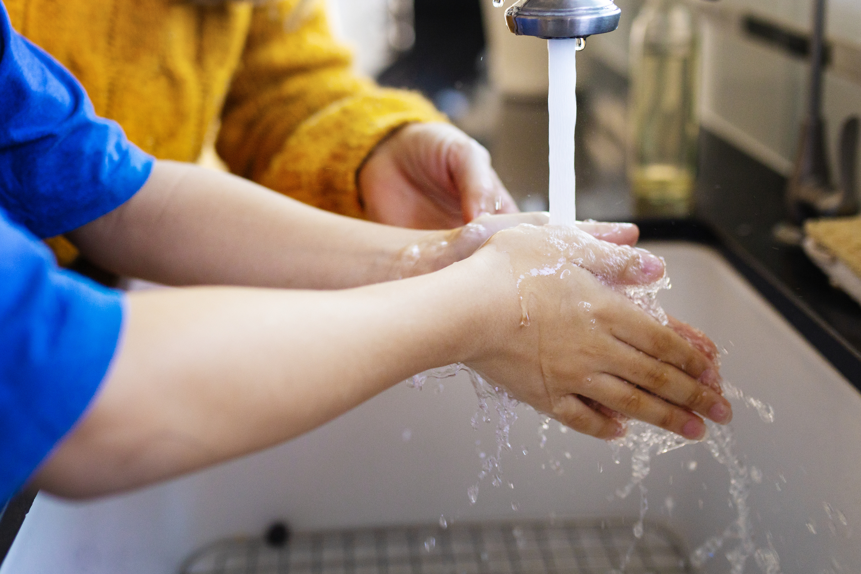 Мытья без моющих. Мытье рук. Мытье рук с мылом. Умываю руки. Мытье рук люди.