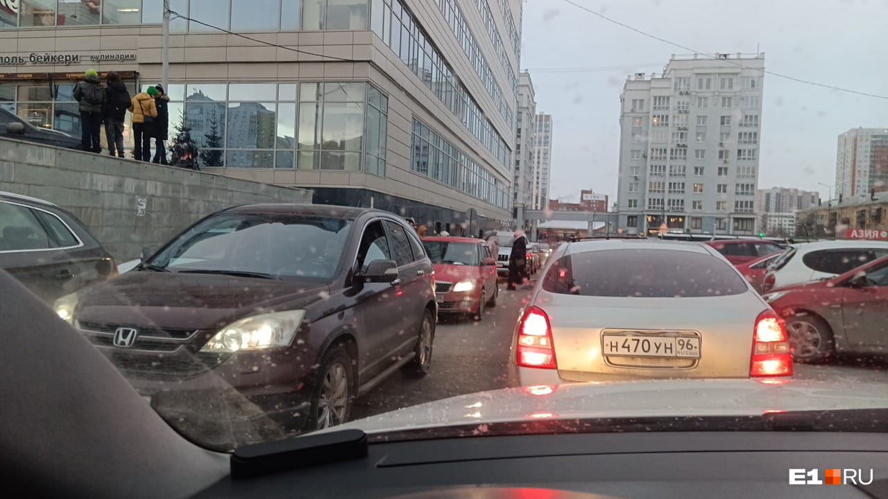 В Екатеринбурге эвакуируют крупный ТЦ: видео