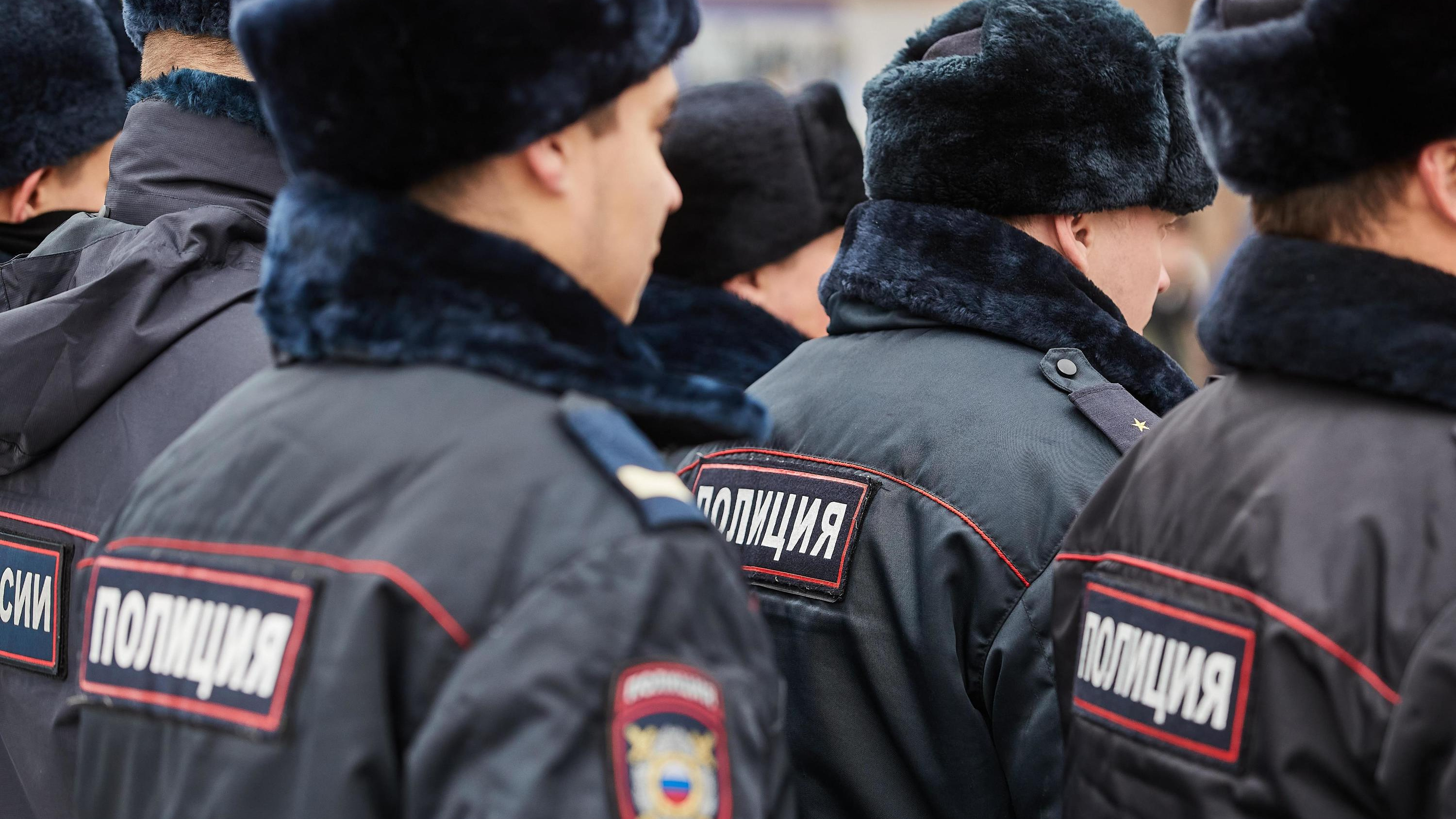 Силовики устроили рейд в Толмачёво — новым гражданам России вручили повестки в военкомат