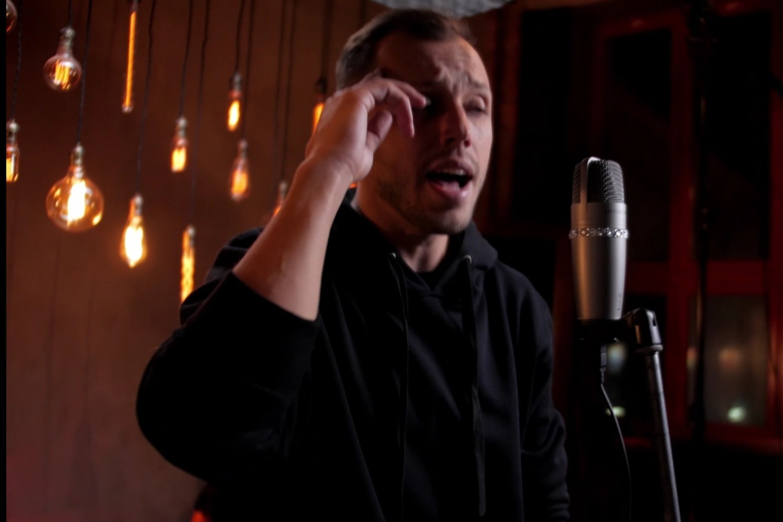 Спеть песню красиво. Мужчина и женщина поют. Девушка поет. Selena gomez с микрофоном. Спеть песню красиво.