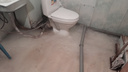 Житель Архангельска показал «каток» в туалете: пол покрылся толстым слоем льда