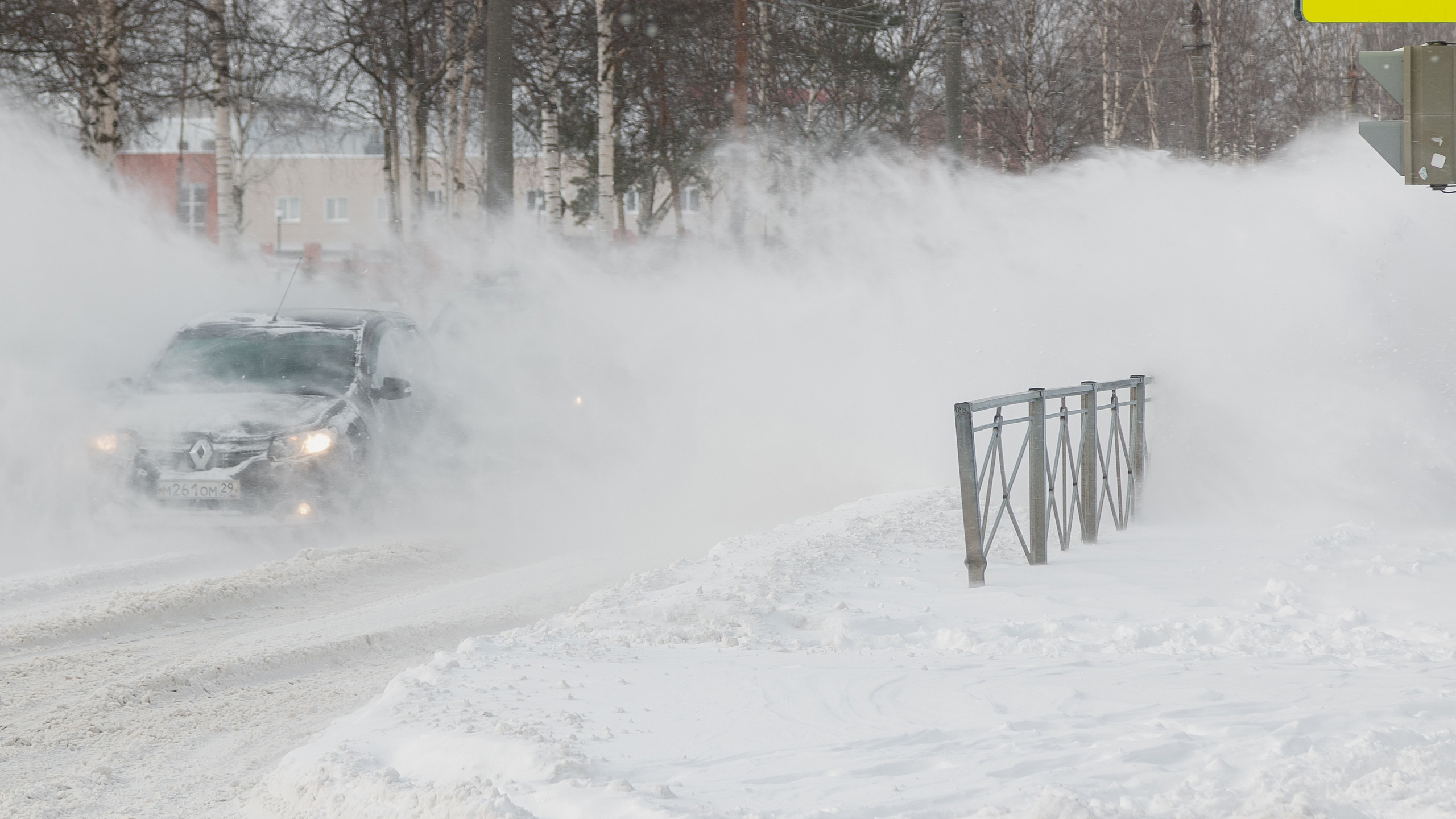Город тонет в снегу: смотрим, почищен ли двор у властей Архангельска
