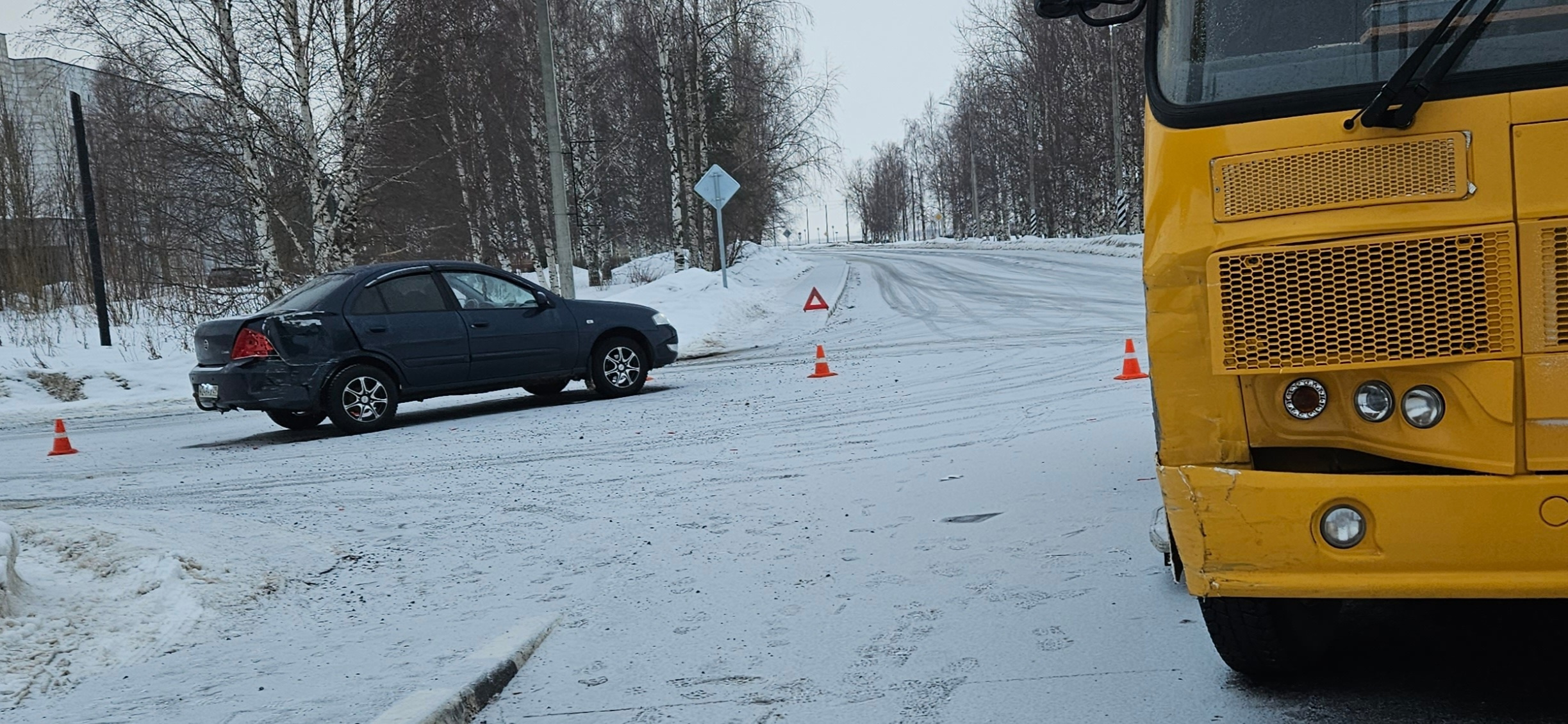 В автобусе были дети»: школьный автобус попал в аварию в Архангельской  области | 12.03.2024 | Архангельск - БезФормата