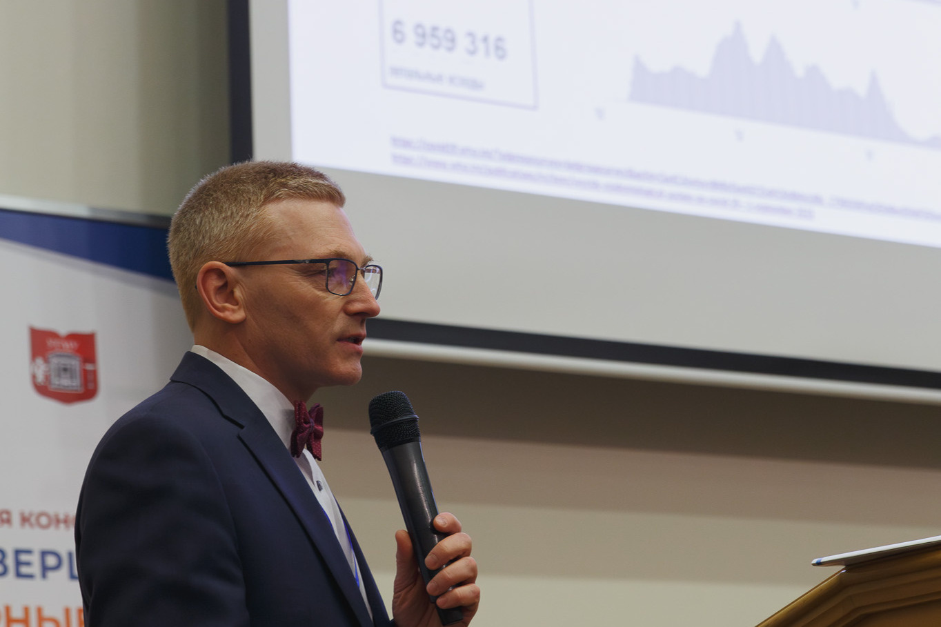 Профессор, доктор медицинских наук, инфекционист Дмитрий Лиознов приезжал в Екатеринбург, чтобы рассказать врачам о рисках новой пандемии