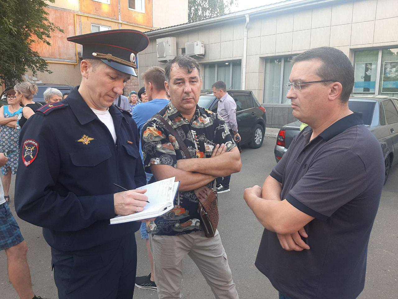 Жильцы попадут в квартиры сегодня еще не скоро Жильцы попадут в квартиры сегодня еще не скоро