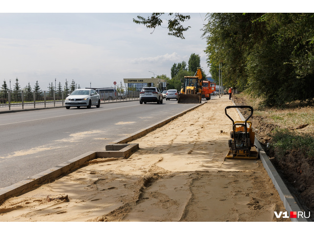 В Волгограде строят тротуар на Нулевой Продольной - 26 июля 2023 - v1.ru