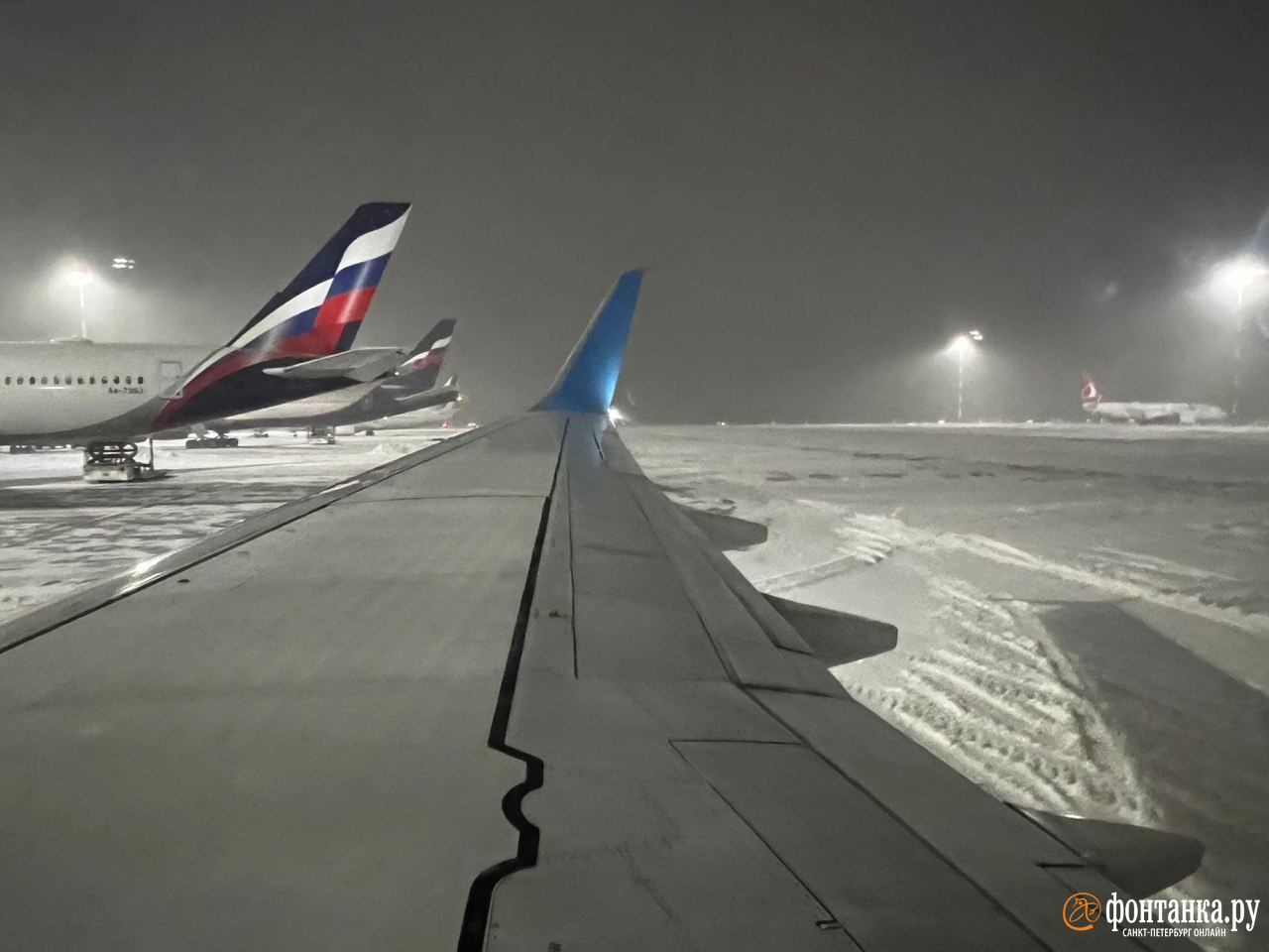 Там была Спарта». Пассажир опоздавшего в Петербург рейса показал заметенный  аэропорт | 28.11.2023 | Санкт-Петербург - БезФормата