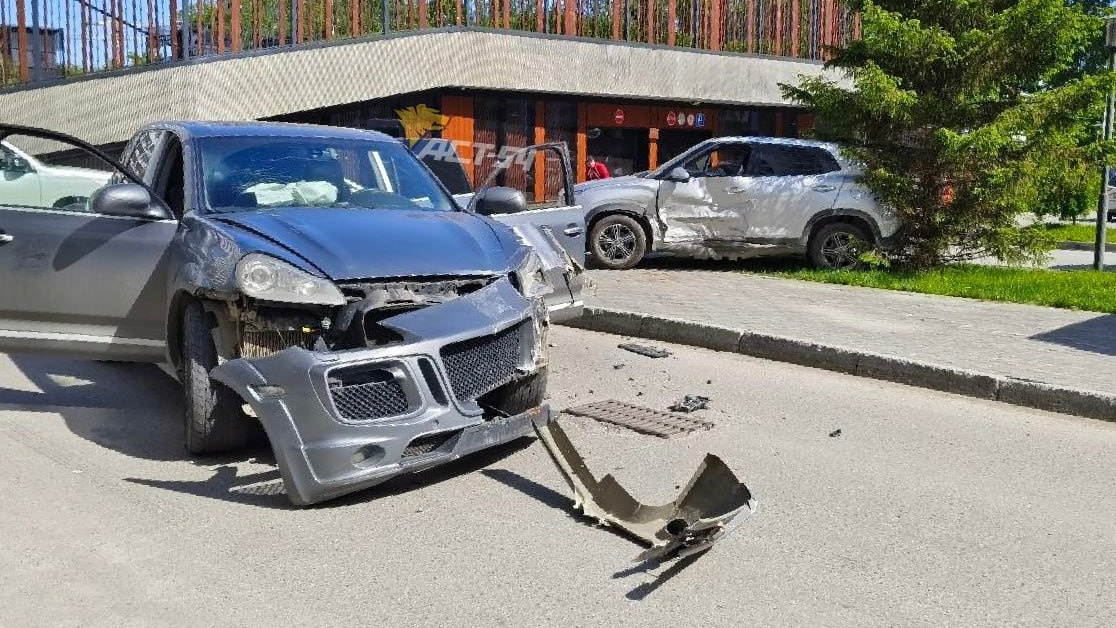 Пьяный водитель Porsche Cayenne протаранил кроссовер в Новосибирске — видео момента ДТП