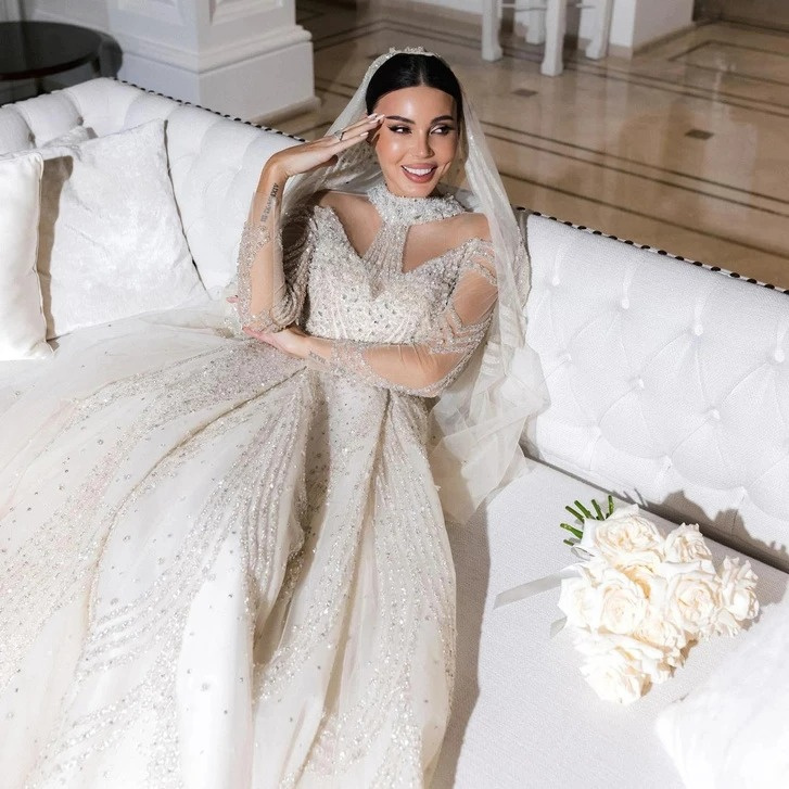 Платье было украшено кристаллами Swarovski
