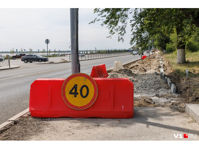 В Волгограде строят тротуар на Нулевой Продольной - 26 июля 2023 - v1.ru﻿