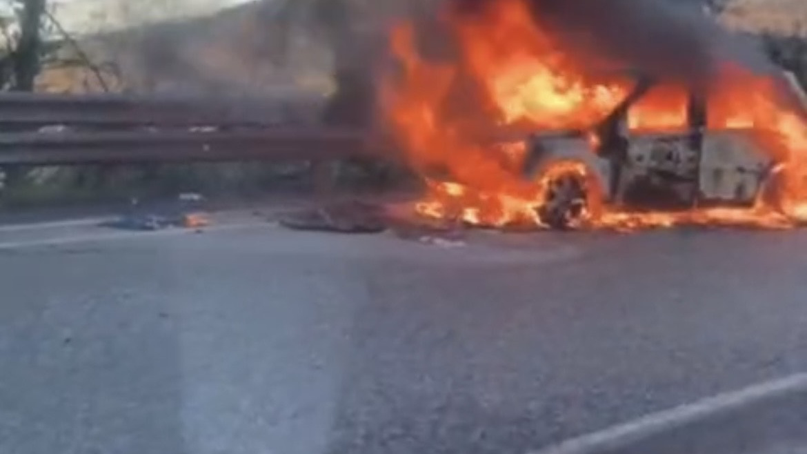 Автомобиль сгорел дотла на трассе в Сочи за 5 минут