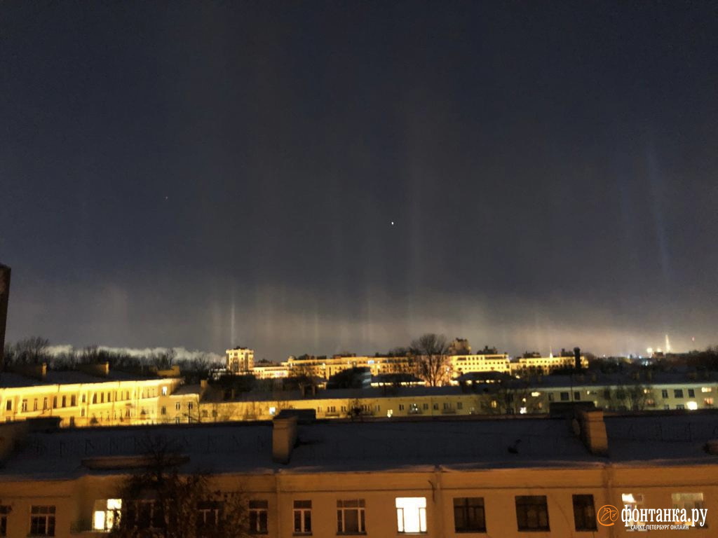 Над Петербургом видели столбы света