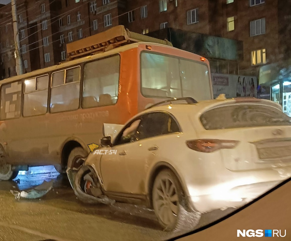 ДТП случилось утром на остановке ДТП случилось утром на остановке