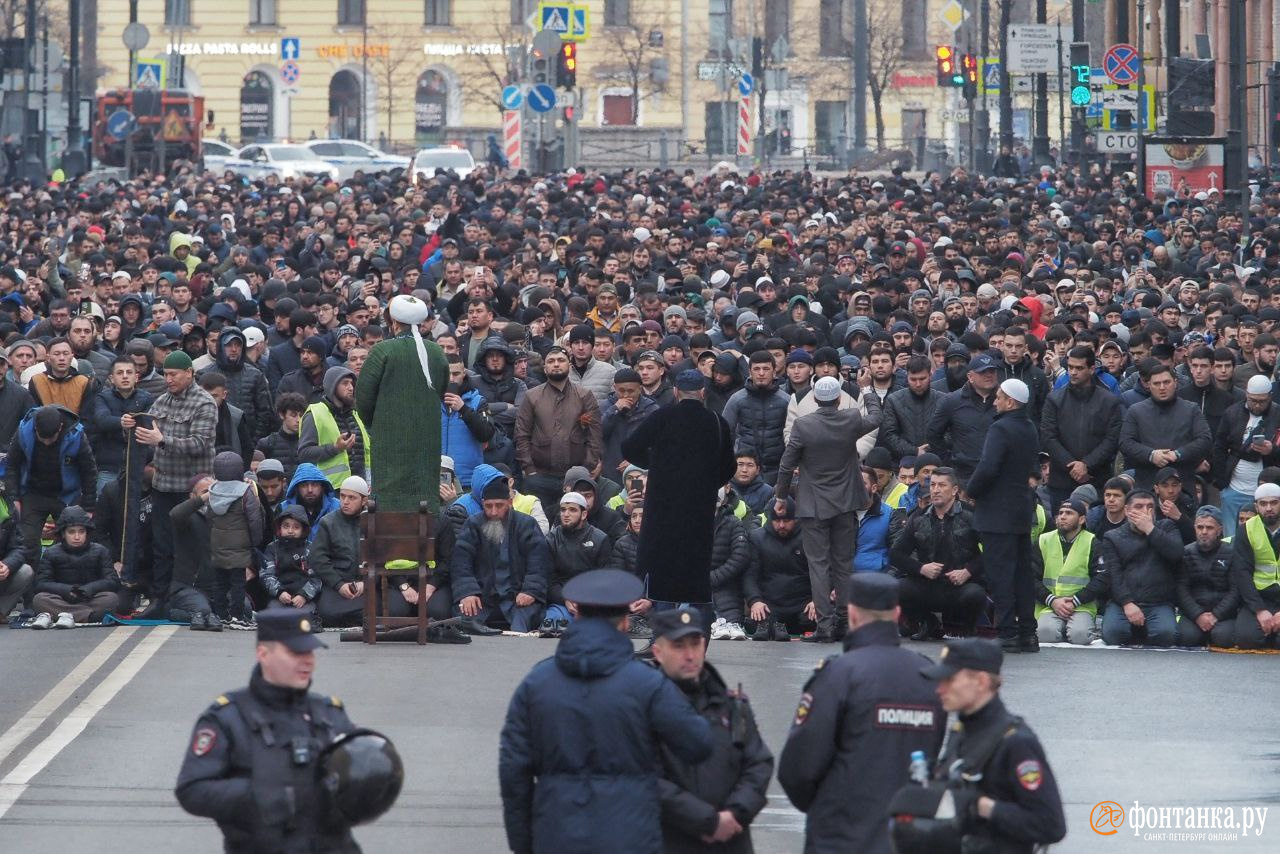 Мусульманский Петербург — большой фоторепортаж «Фонтанки» с улиц, где молились на Ураза-байрам