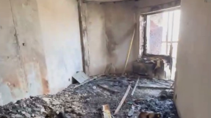 «Кричал, что он горит». Появилось видео из сгоревшей квартиры в Екатеринбурге, где парень сорвался с балкона