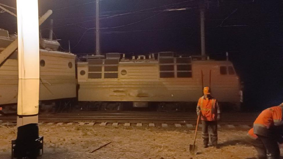 Грузовой поезд сошел с рельсов в Ростовской области