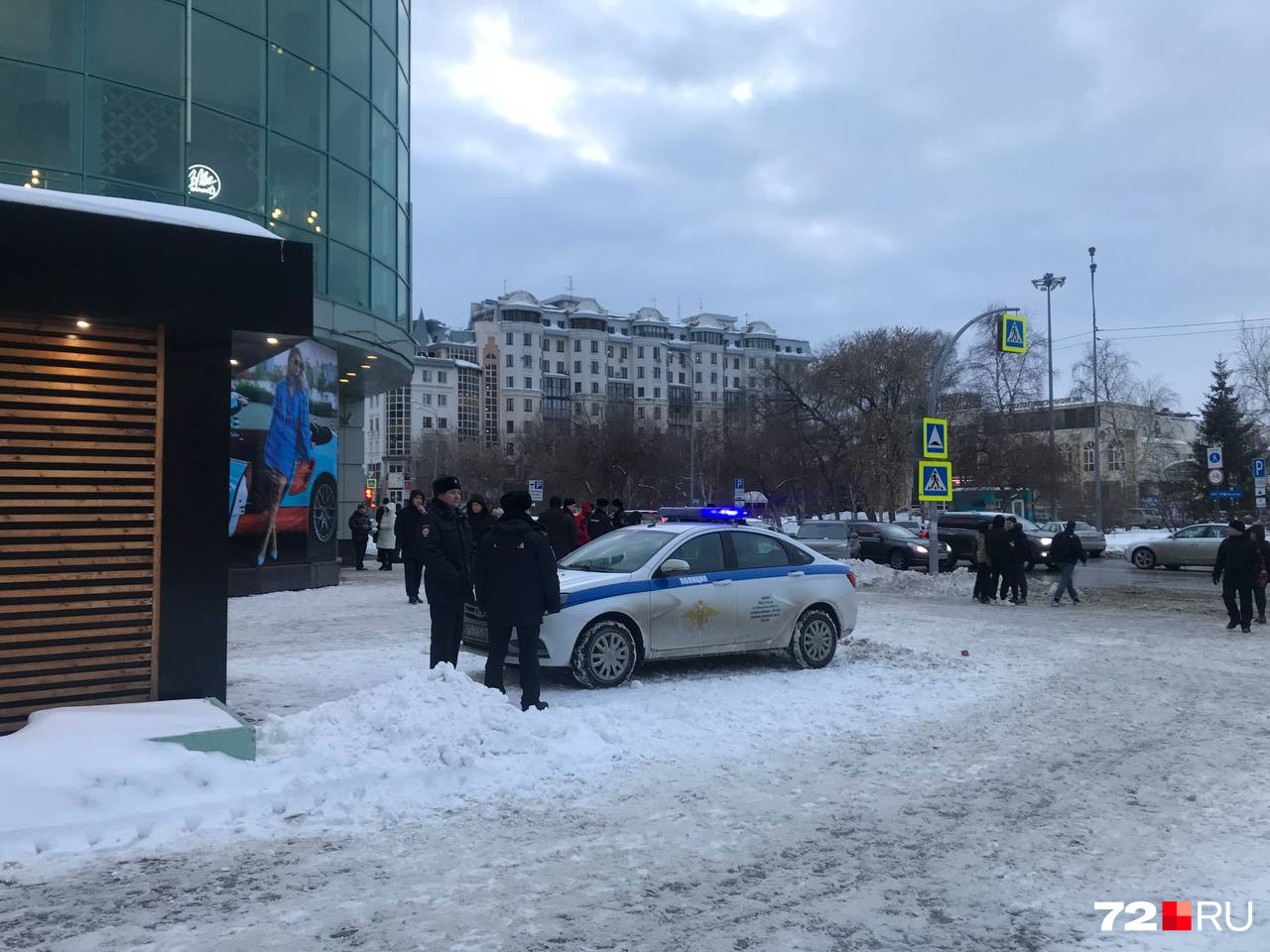 Возле ТЦ много полицейских Возле ТЦ много полицейских