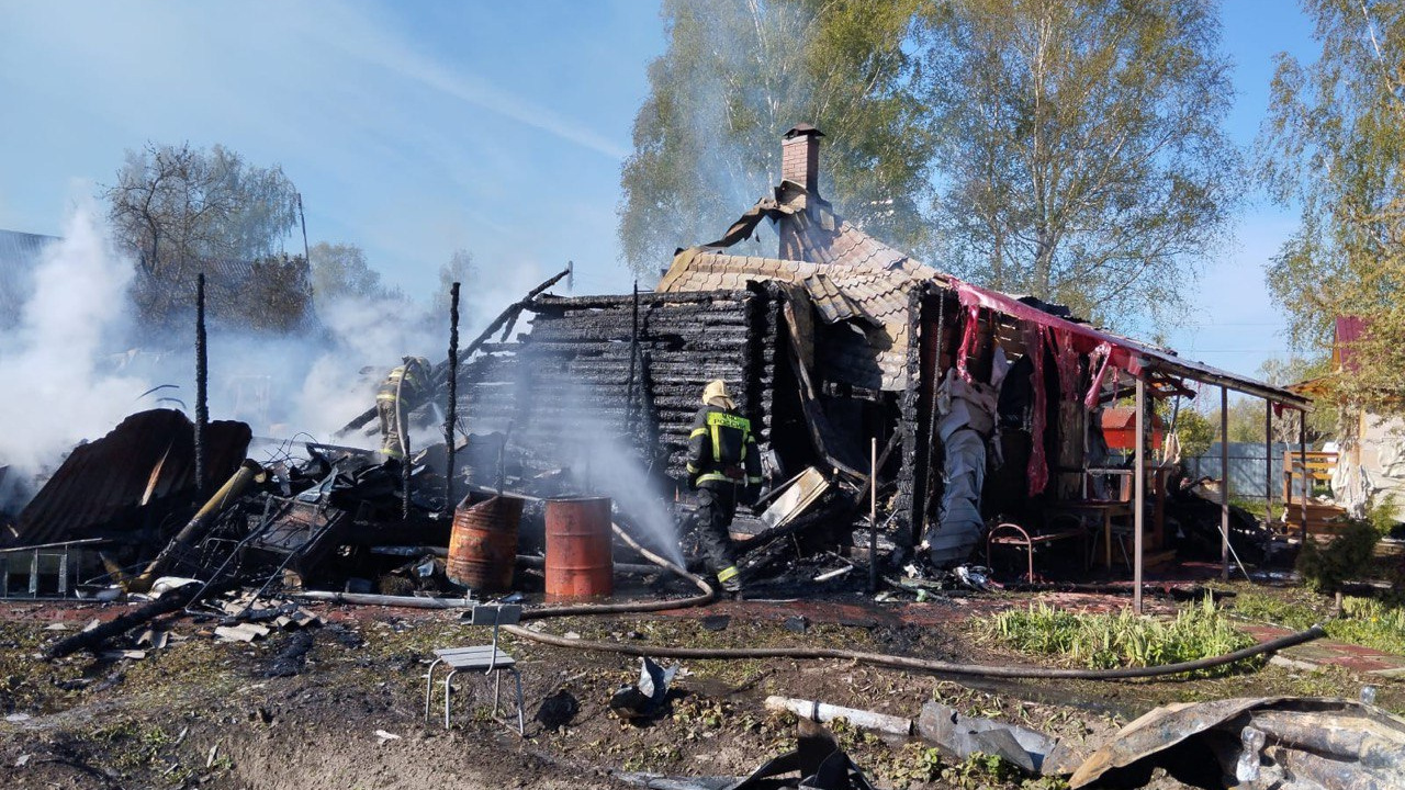 В сильном пожаре в Ярославской области погибли дедушка с трехлетним внуком. Видео с места