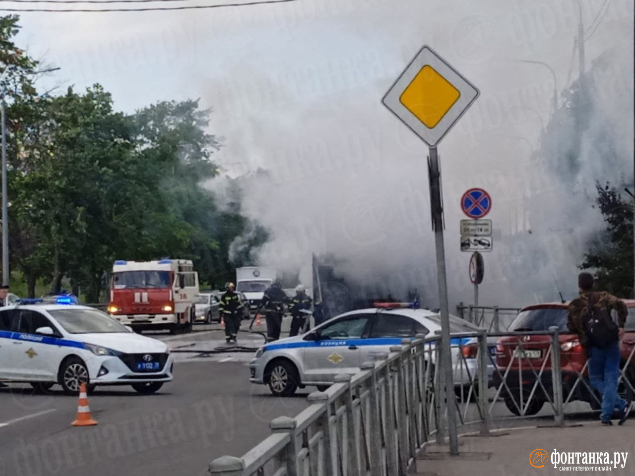 Пожар на автобусной спб. Пожар в Петербурге сейчас. Сгорел автобус в Санкт Петербурге. Пожар на автобусной улице СПБ. Пожар во Фрунзенском районе сейчас.