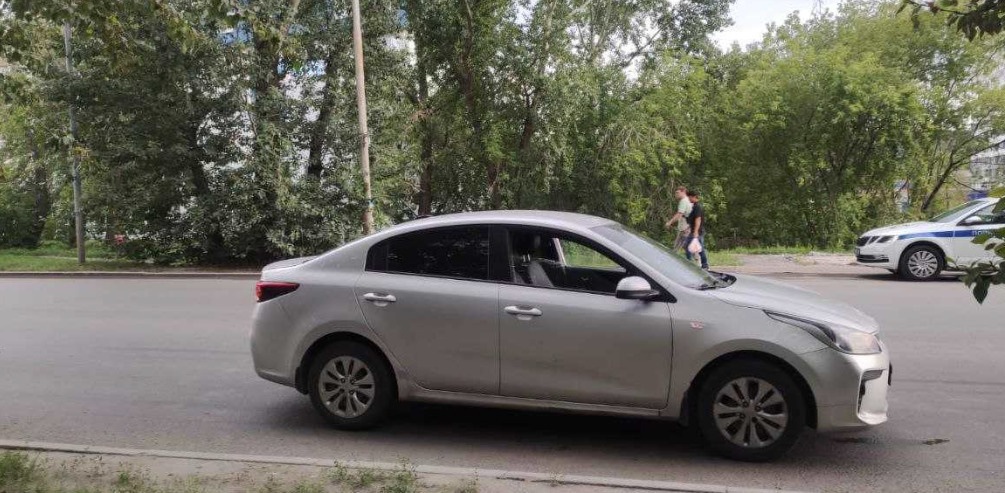В Екатеринбурге школьник попал под колеса иномарки. Он бежал к остановке, боясь опоздать домой