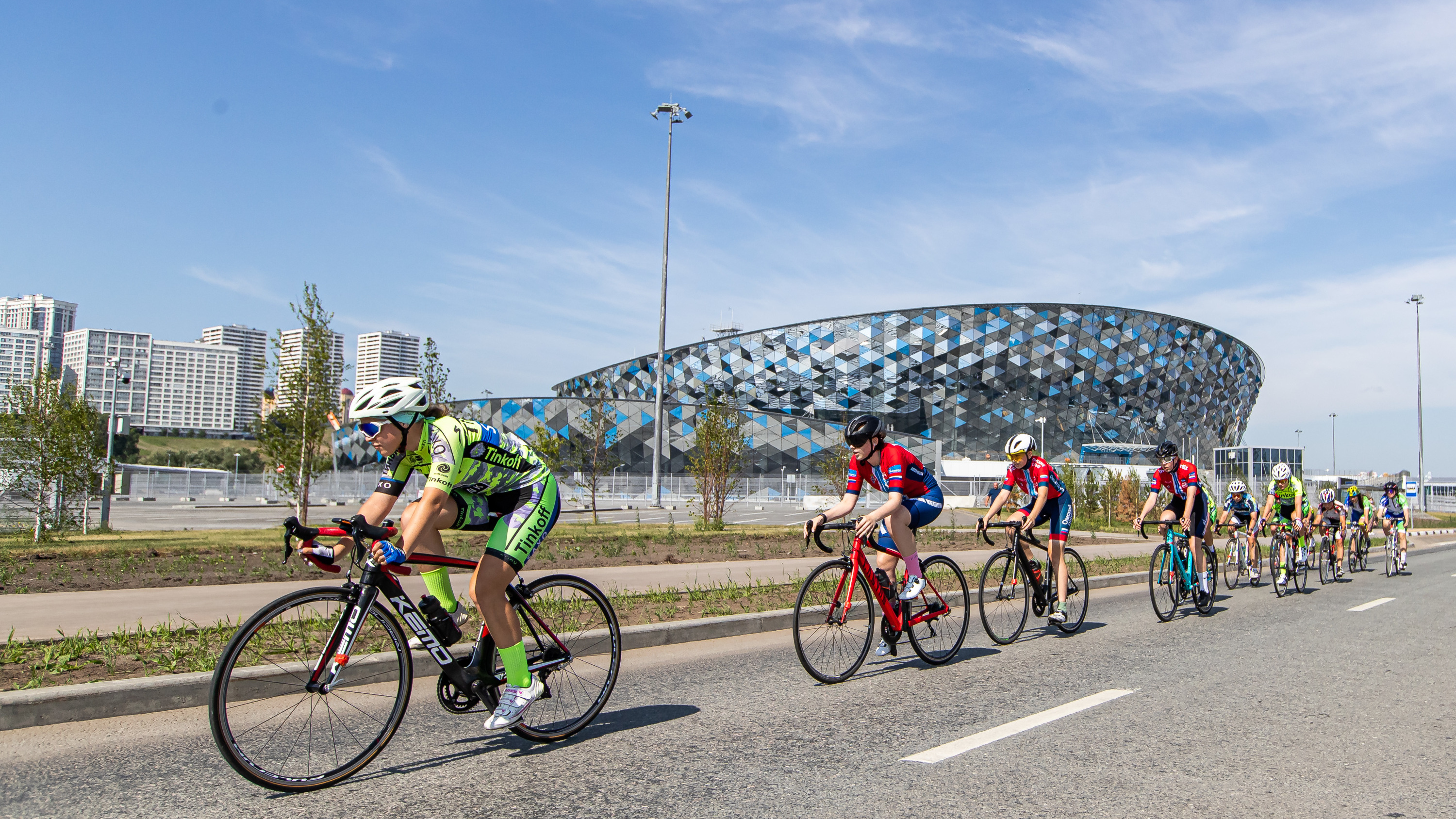 Главное — не упасть: 10 захватывающих снимков с велогонки в парке «Арена», куда съехалась толпа спортсменов