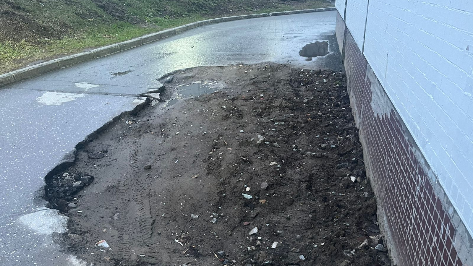У дома на Шевченко разбили асфальт для ремонта трубы — его не ремонтируют с марта