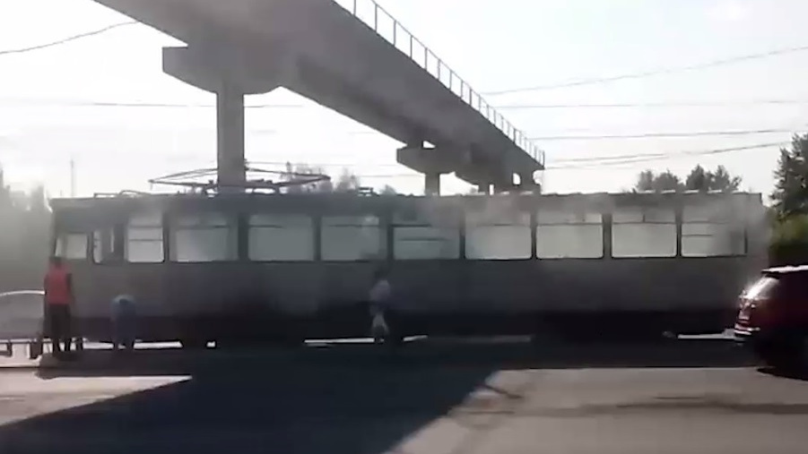 В Челябинске под мостами в Ленинском районе задымился трамвай