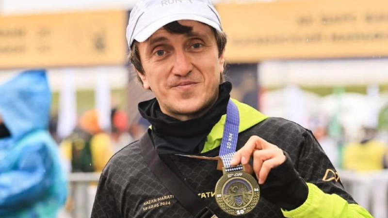«Я так спать хочу!» Комик Денис Дорохов пробежал Казанский марафон без тренировок