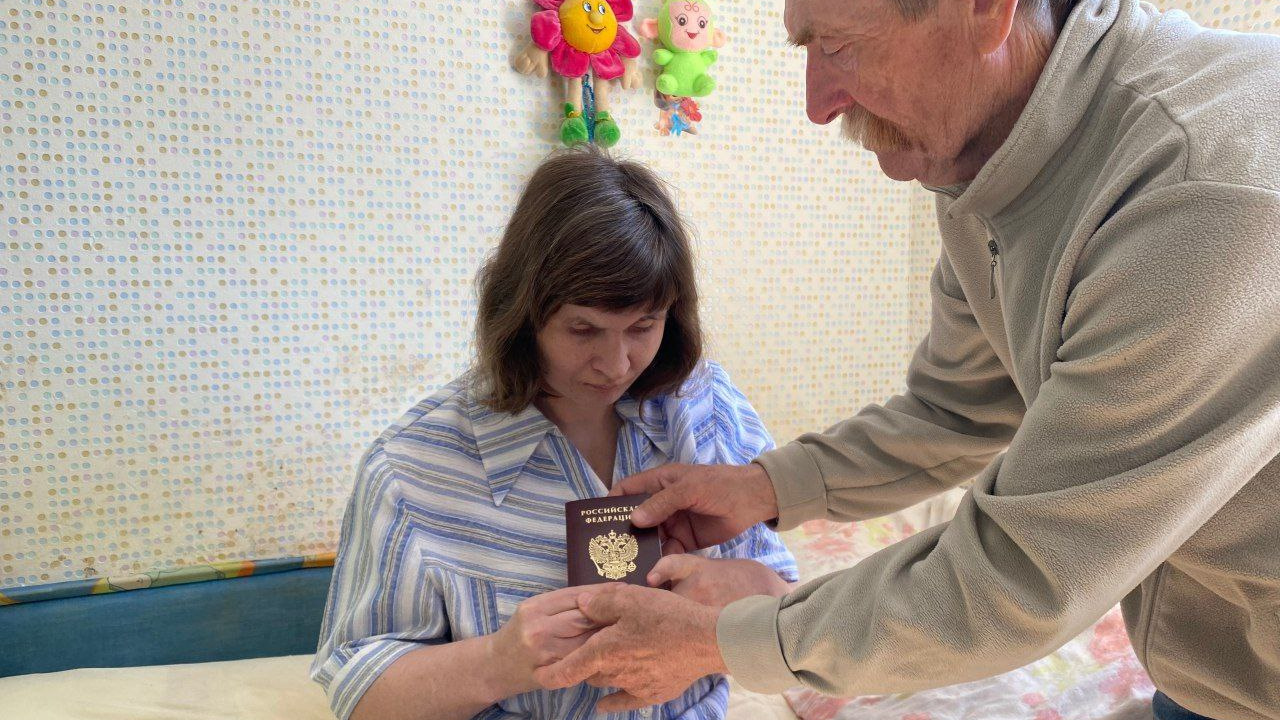 Отец опомнился, что у его дочери нет паспорта, когда она жила без него уже 30 лет