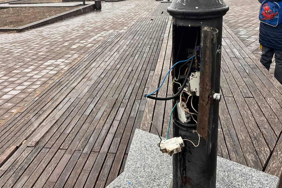 Оголенные провода торчат из фонаря на площади в Чите
