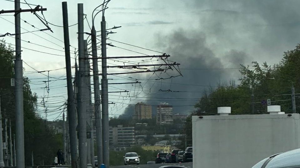 Столб густого черного дыма заметили в разных частях Нижнего Новгорода — что горит