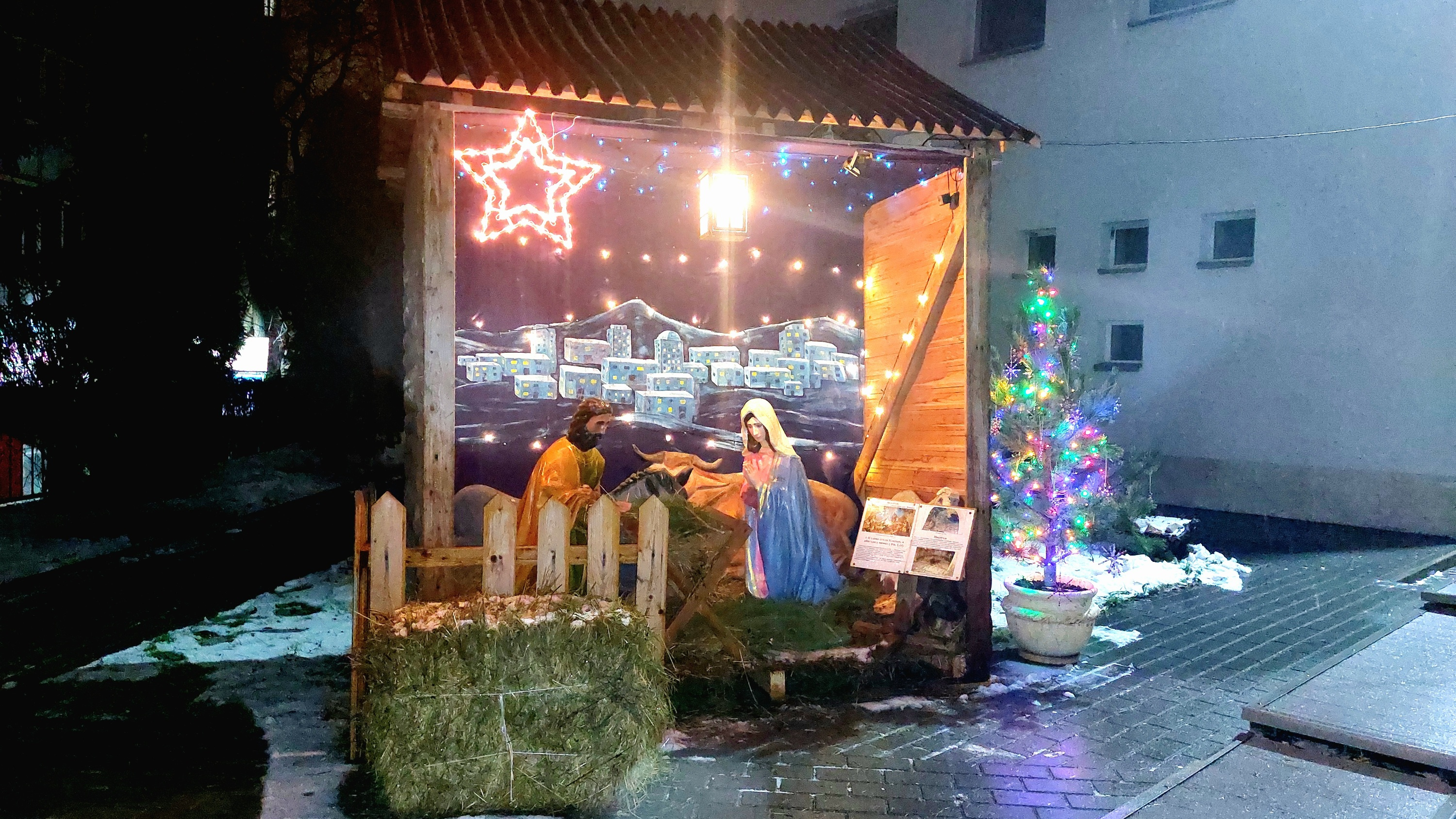 «Кажется, младенец не родится»: побывали на рождественской мессе и узнали, как шутят в католическом храме