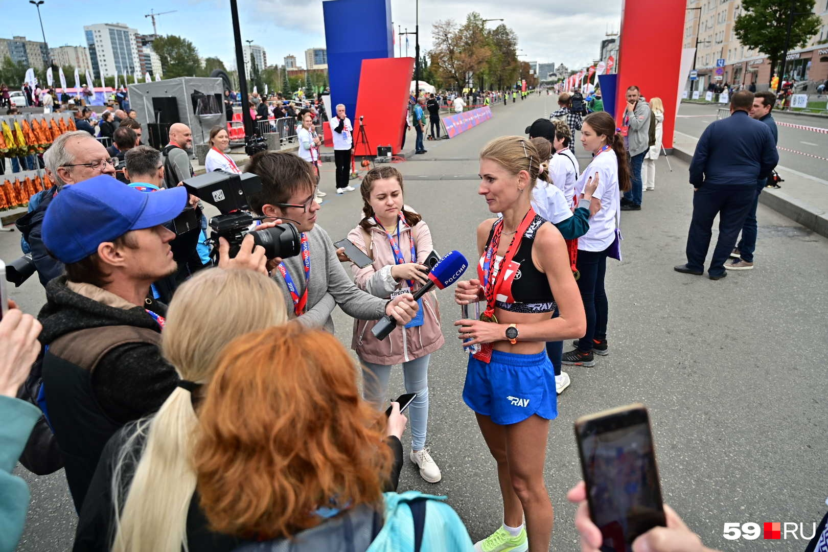 Спортсменка делится впечатлениями с журналистами 