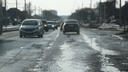 «Растаял асфальт со снегом»: жители Новосибирска мучаются на Титова из-за ям — фото покореженной улицы