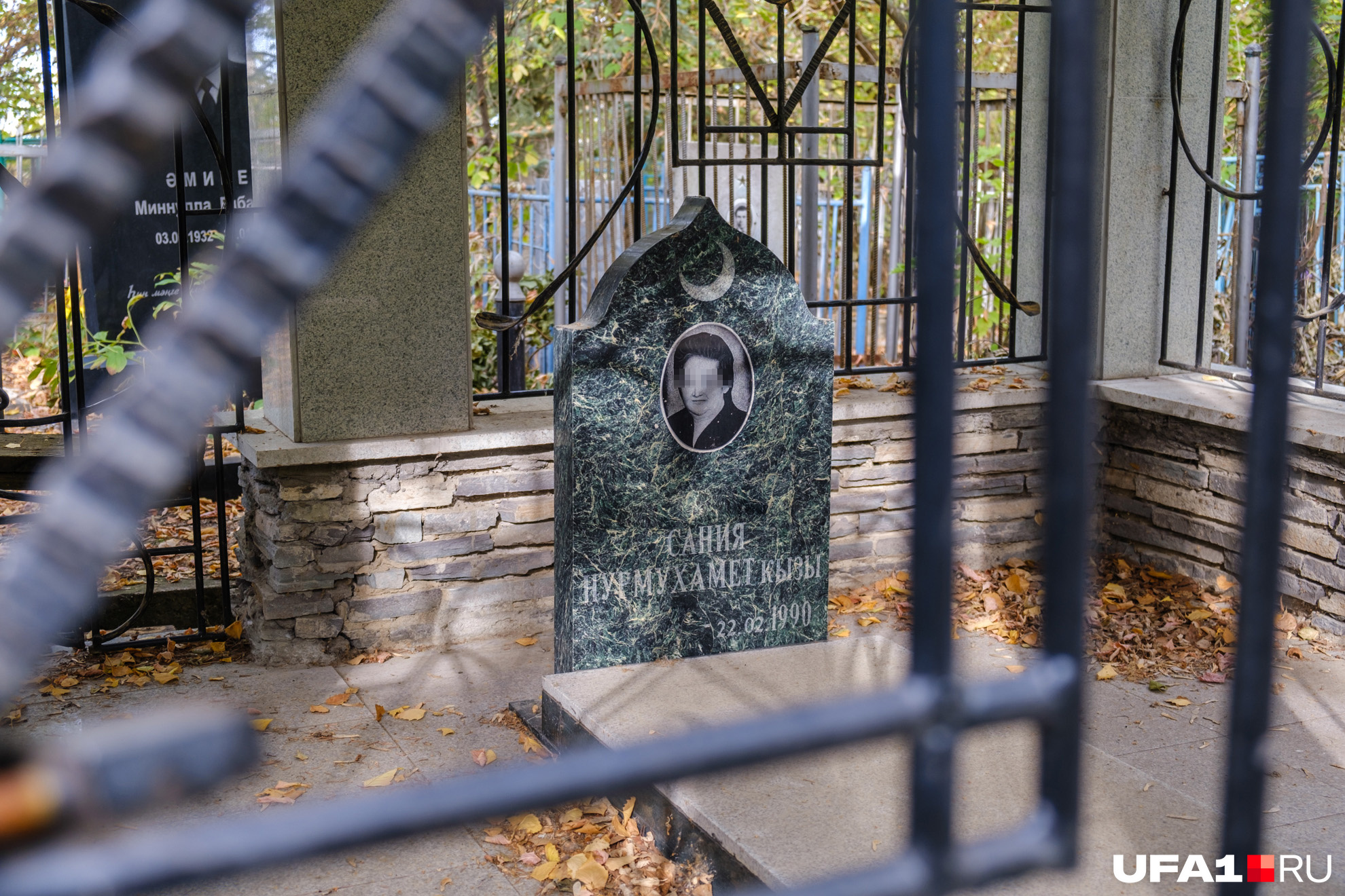 Калитка в склеп закрыта на замок