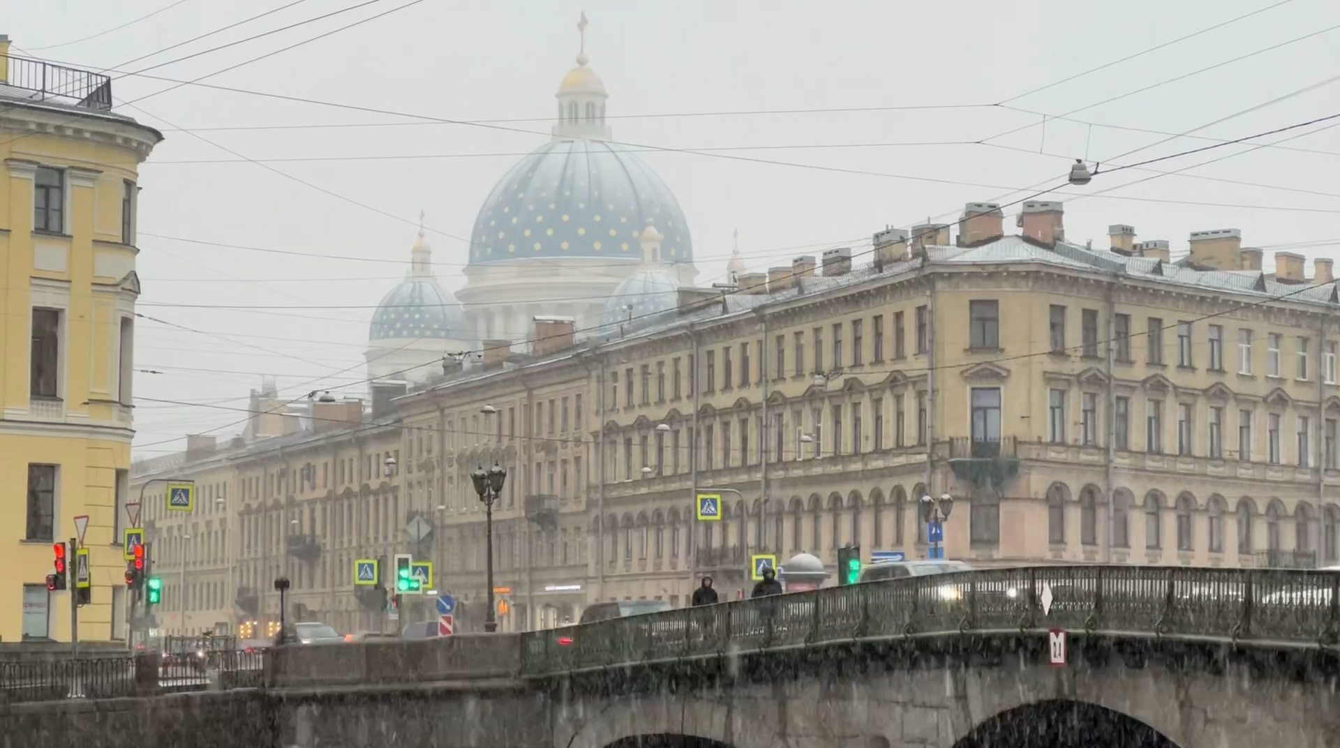 Зимняя погода несет Петербургу снег и аномальные пробки