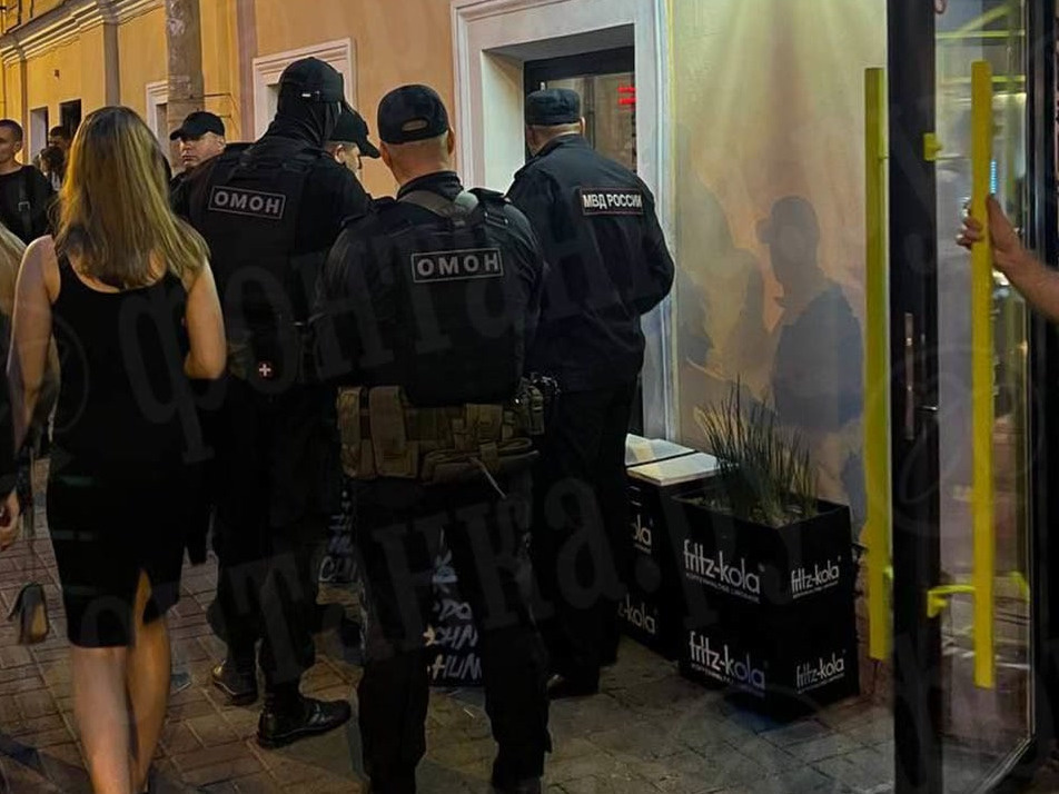 Теперь и на Некрасова. В центре Петербурга полиция и ОМОН проверяли бары