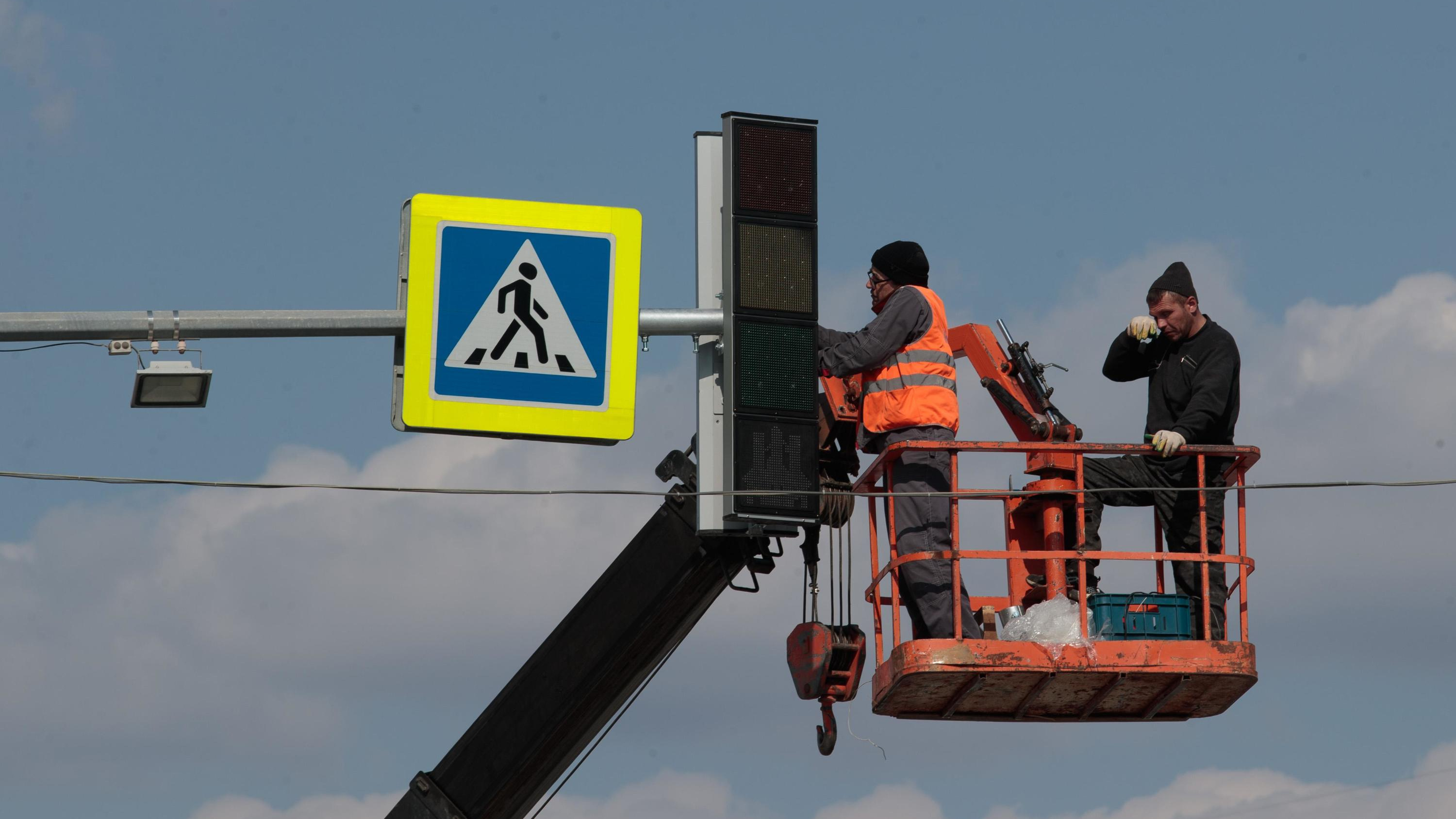 Должны спасти от ДТП: в Новосибирске начали устанавливать новые светофоры — фоторепортаж