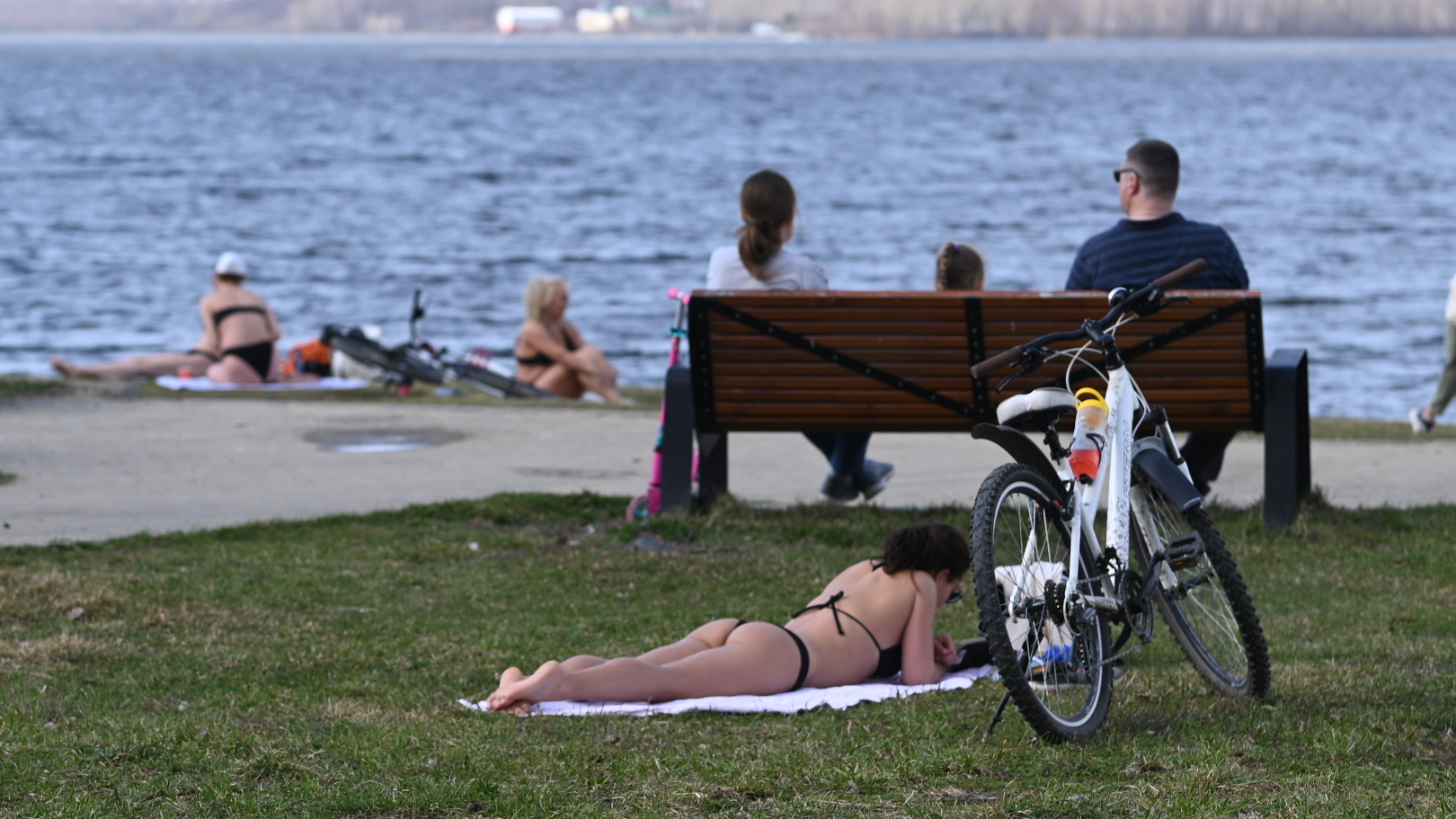 Девушки загорают и даже купаются. Показываем самый жаркий день в Екатеринбурге в 30 снимках