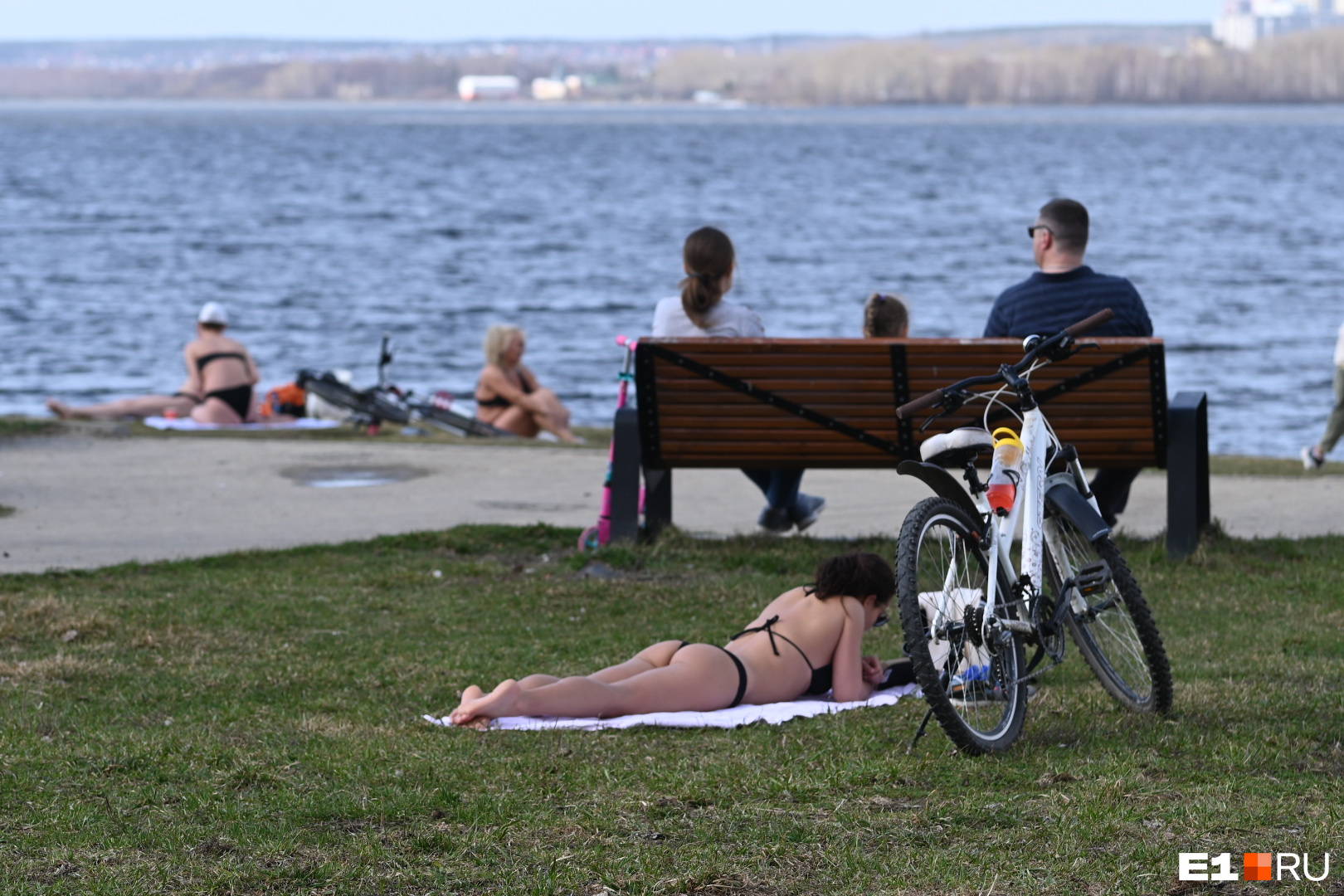 Девушки загорают и даже купаются. Показываем самый жаркий день в Екатеринбурге в 30 снимках