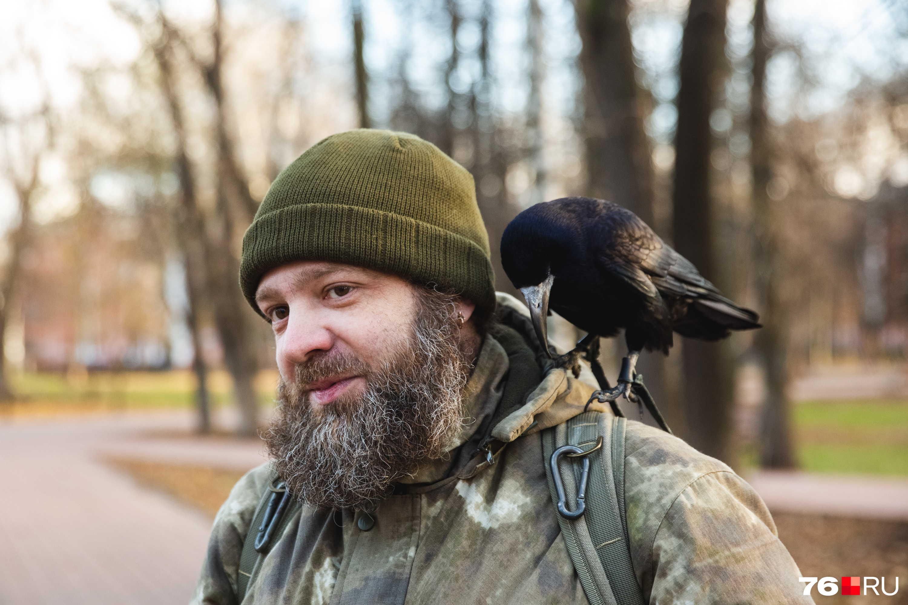 Играет в мячик и предсказывает погоду: ярославец приручил грача. Теперь  птица ревнует его к жене | 30.11.2023 | Ярославль - БезФормата