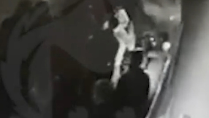 В популярном ночном клубе в центре Уфы посетитель выстрелил другому в лицо из ракетницы — видео