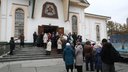Огромная толпа собралась у новосибирского храма — что там происходит